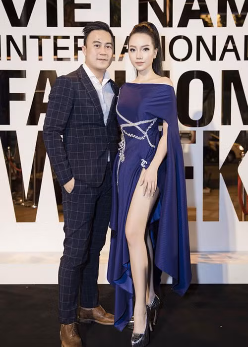 Bận rộn với công việc kinh doanh, bạn trai của Băng Di vẫn sắp xếp thời gian đưa cô tham gia các sự kiện giải trí.