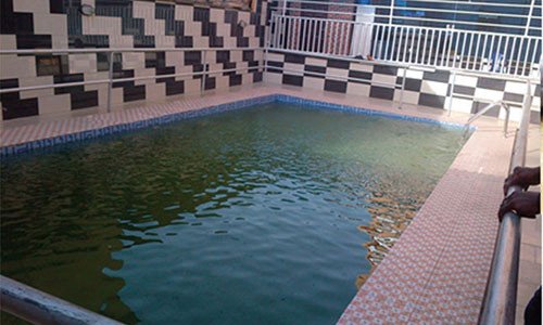 Các cô gái trẻ có thể kiếm tiền bằng cách bán dâm bên cạnh bể bơi.