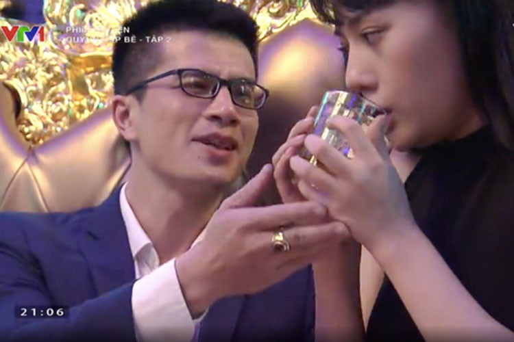 Ngoài cảnh phim, "Quỳnh búp bê" còn bị phản ứng bởi lời thoại quá táo bạo. Ảnh: VTV