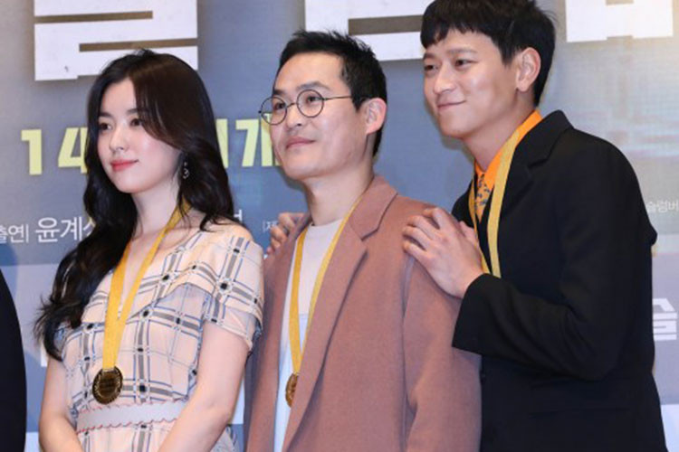 Trước "Illang", Kang Dong Won và Han Hyo Joo từng đóng chung phim "Golden slumber". Ảnh: Joins