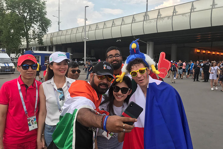 Các cổ động viên World Cup hào hứng chụp ảnh kỷ niệm cùng Thanh Tú.