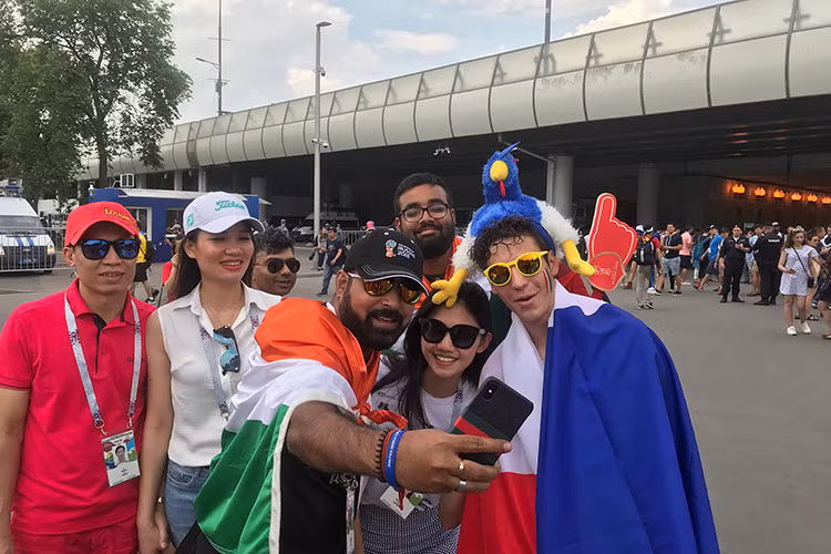 Các cổ động viên World Cup hào hứng chụp ảnh kỷ niệm cùng Thanh Tú.