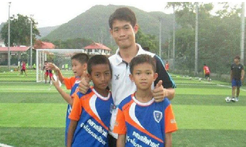 Huấn luyện viên đội bóng "Lợn hoang" đã có một tuổi thơ không êm đềm. Ảnh: News.com.au