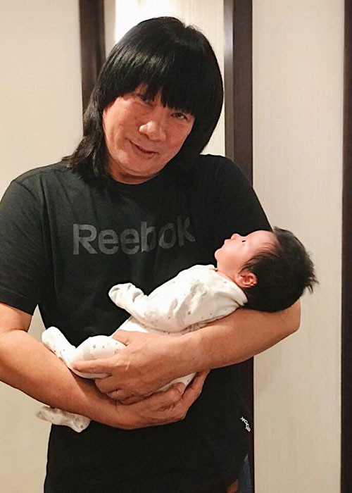 Bố đẻ Hà Anh lần đầu gặp cháu ngoại. "Ông ngoại em tự hào lắm, bế em nói chuyện với em mà em cứ tròn xoe mắt nhìn ông, nghe rất chăm chú", Hà Anh chia sẻ.