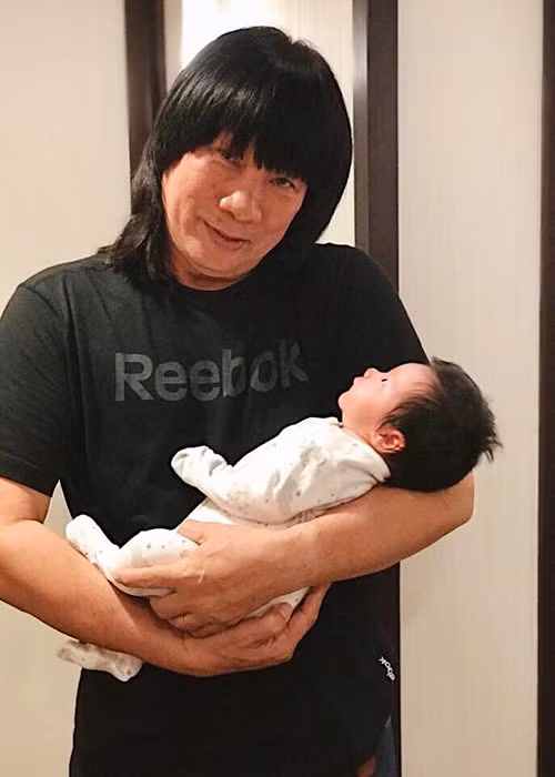 Bố đẻ Hà Anh lần đầu gặp cháu ngoại. "Ông ngoại em tự hào lắm, bế em nói chuyện với em mà em cứ tròn xoe mắt nhìn ông, nghe rất chăm chú", Hà Anh chia sẻ.