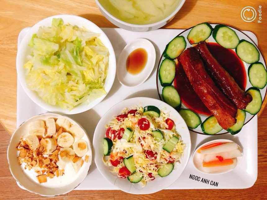 Thực đơn 6: Sườn rim cay, salad bắp cải - dưa chuột - cà chua bi, bắp cải luộc. Tráng miệng bằng sữa chua dầm chuối - dừa khô.