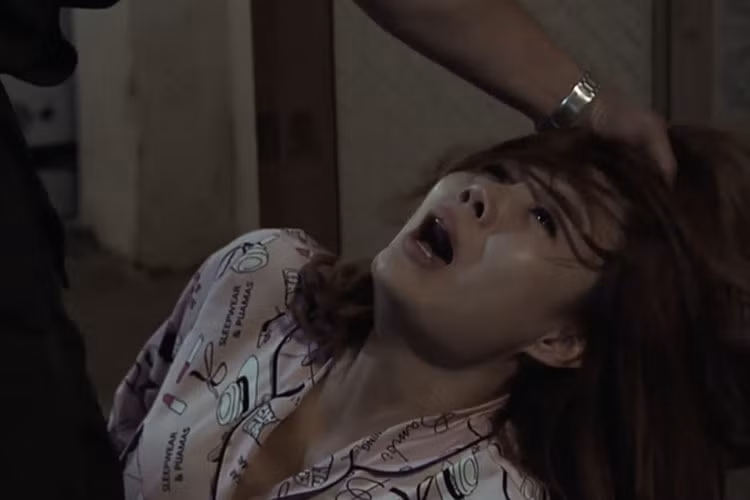 Hình ảnh Lan bị đánh “thừa sống thiếu chết” vì bị nghi oan giúp Quỳnh bỏ trốn khỏi động mại dâm. Ảnh: VTV