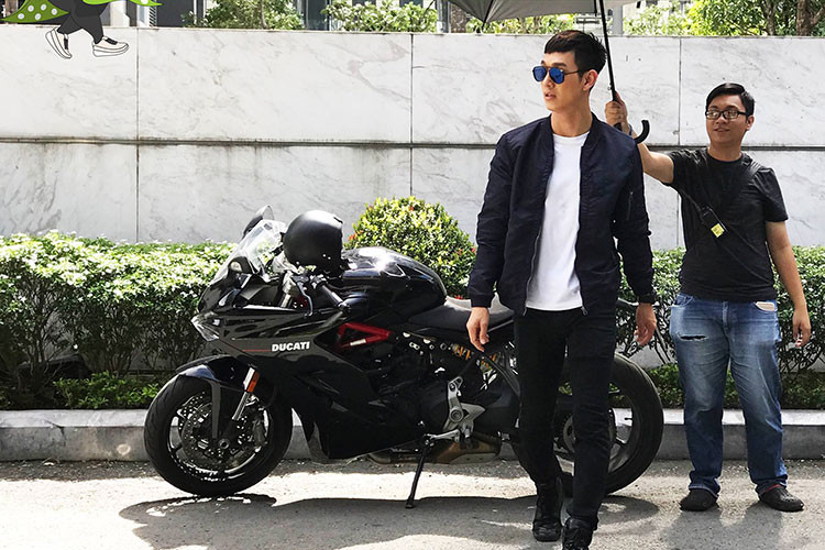 Đóng vai đại úy Duy Kiên, Song Luân cực ngầu trên phim trường.