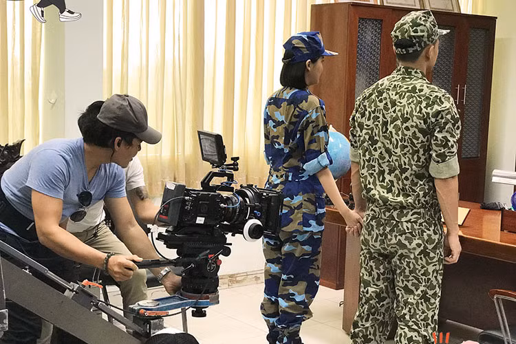 Hữu Vi và Cao Thái Hà nắm tay nhau trong một cảnh quay khiến fans tò mò.