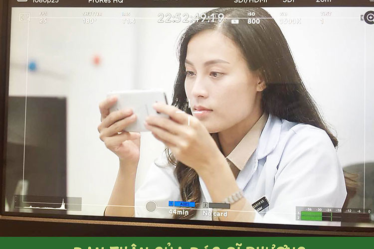 Nữ diễn viên đóng vai nhân vật bác sĩ Hà - bạn thân của bác sĩ Hiểu Phương gây chú ý khi hình ảnh được đăng tải trên fanpage của phim.