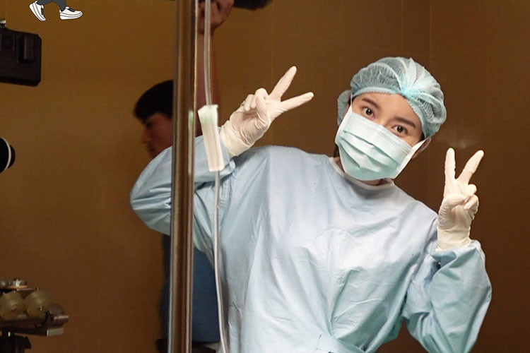 Bác sĩ Hiểu Phương của "Hậu duệ mặt trời" tạo dáng nhí nhảnh.