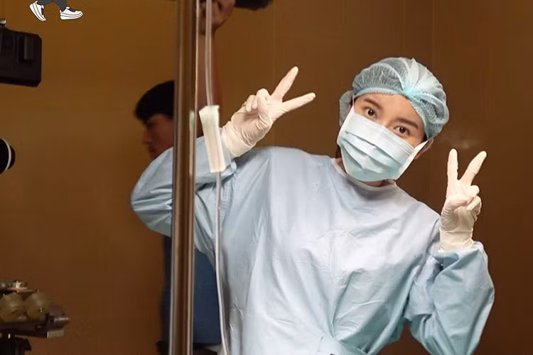 Bác sĩ Hiểu Phương của "Hậu duệ mặt trời" tạo dáng nhí nhảnh.