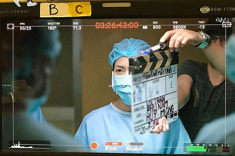 Hình ảnh Khả Ngân đóng vai bác sĩ Hiểu Phương ở hậu trường phim cũng được tiết lộ.