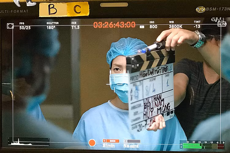 Hình ảnh Khả Ngân đóng vai bác sĩ Hiểu Phương ở hậu trường phim cũng được tiết lộ.