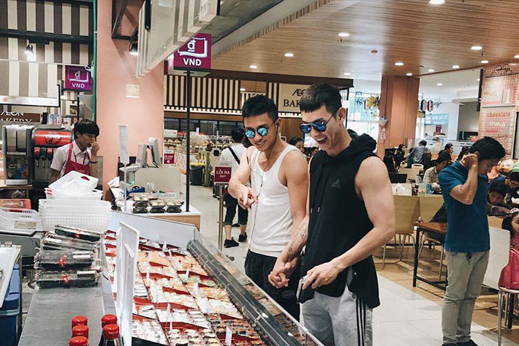 Hình ảnh Hữu Vi - Song Luân nắm tay nhau đi chợ ở hậu trường phim "Hậu duệ mặt trời" phiên bản Việt khiến nhiều fans thích thú.