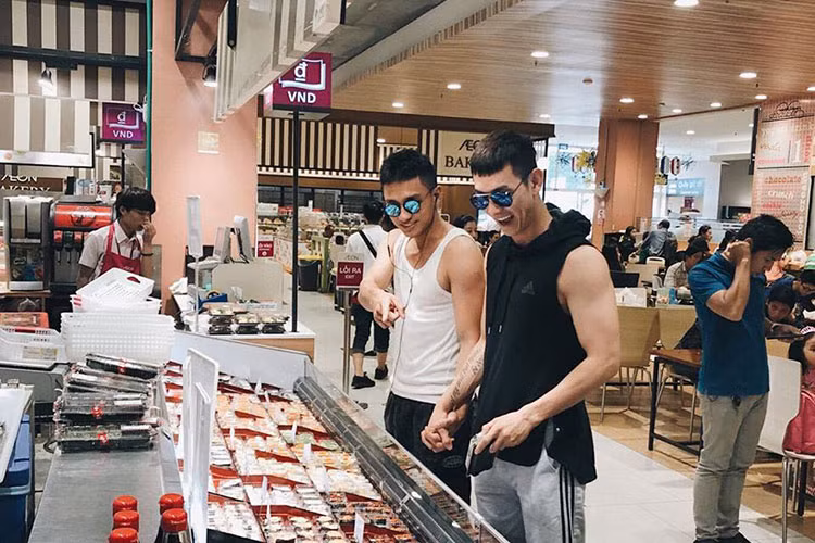 Hình ảnh Hữu Vi - Song Luân nắm tay nhau đi chợ ở hậu trường phim "Hậu duệ mặt trời" phiên bản Việt khiến nhiều fans thích thú.