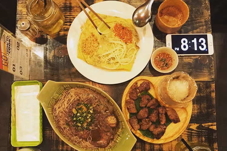 Gõ Thai Noodles: Quán ăn này được nhiều bạn trẻ yêu thích vì giá cả phải chăng, hợp túi tiền. Tại đây bạn có thể thưởng thức nhiều món Thái ngon lành như pad Thái gà hoặc tôm, thịt heo nướng ăn kèm xôi, kèm dừa Thái truyền thống, trà sữa Thái... Ảnh: @gatre242.