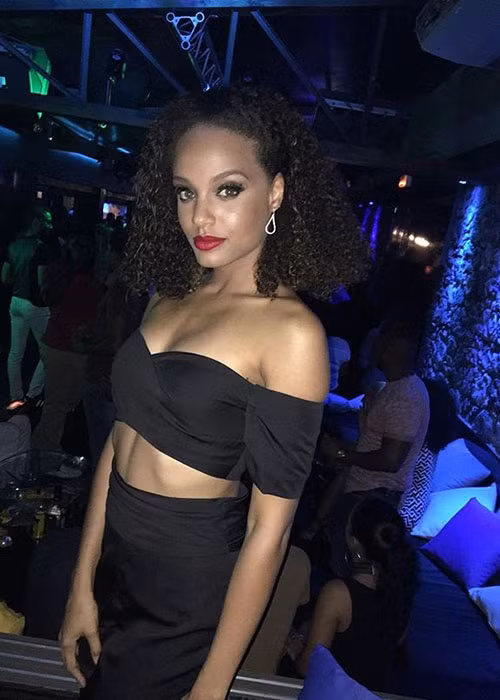 Ngoài đời, nàng hoa hậu 20 tuổi có phong cách thời trang trẻ trung, quyến rũ.