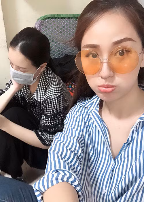 Mai Phương Thúy than thở: “Mẹ bảo chị không được mặc hở hang còn em thì không được mặc loè xoè. Chị nghe lời mẹ còn cô em thì...”.