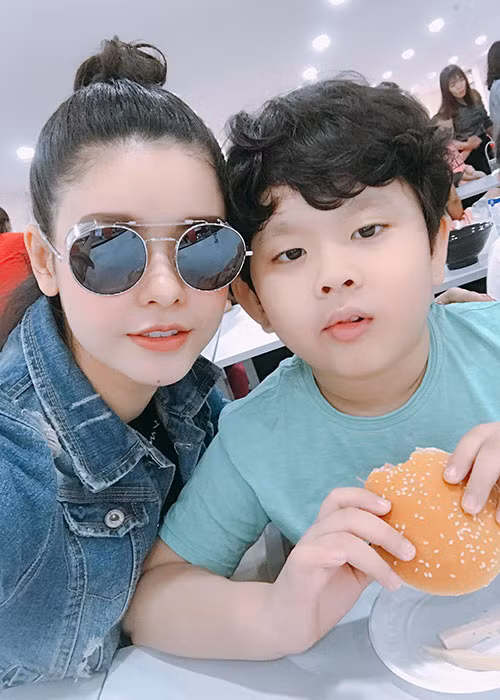 Ồn ào hôn nhân của Tim và Trương Quỳnh Anh lắng xuống từ cuối năm 2017 cho đến nay khi cả hai hạn chế xuất hiện bên nhau. Ảnh: FBNV