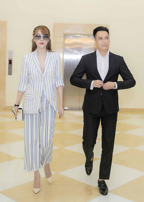 Mặc lùm xùm, Quế Vân và Việt Anh thỏa mái sánh đôi trước công chúng. Ảnh: Khampha