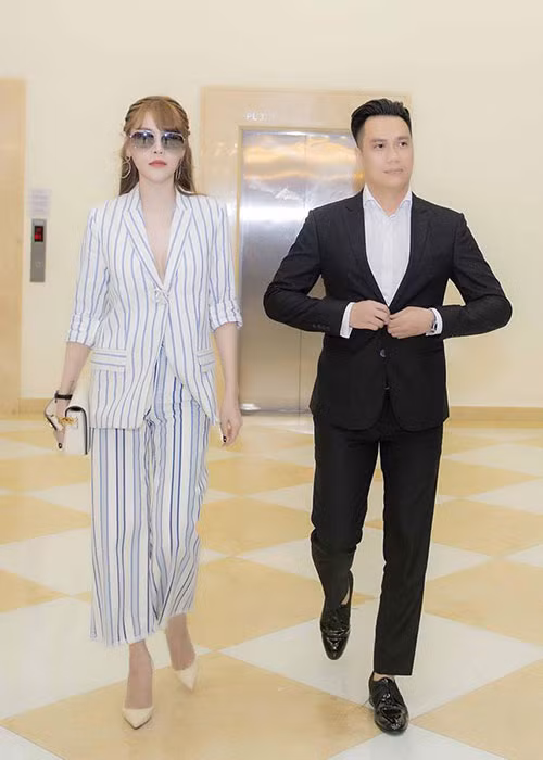 Mặc lùm xùm, Quế Vân và Việt Anh thỏa mái sánh đôi trước công chúng. Ảnh: Khampha