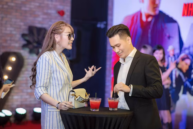 Ban đầu, Quế Vân úp mở hình ảnh bên Việt Anh. Sau đó, mạng xã hội lan truyền clip Việt Anh lau nước mắt cho Quế Vân. Ảnh: Khampha