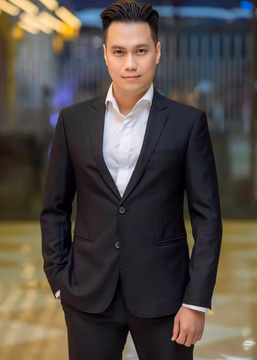 Vợ Việt Anh từng đăng status dằn mặt Quế Vân. Giữa ồn ào, Việt Anh đã lên tiếng xin lỗi vợ vì để cô chịu đựng những căng thẳng. Ảnh: Toquoc