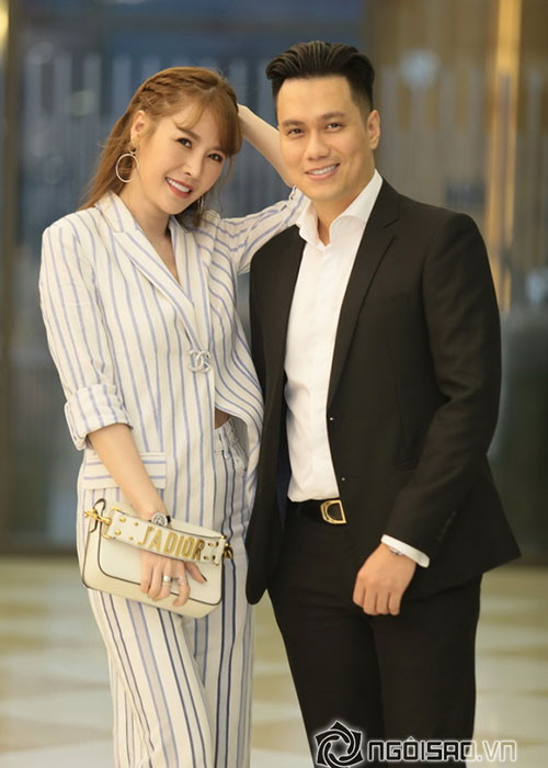 Quế Vân cũng không ngại chụp ảnh tình cảm bên Việt Anh. Ảnh: Ngoisao