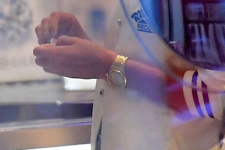 Có thông tin, Hailey mua tặng Justin một chiếc nhẫn kim cương khắc chữ JB - tên viết tắt của Justin Bieber.