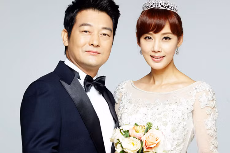 Oh Hyun kyung là Hoa hậu Hàn Quốc năm 1989. Ở tuổi 48, cô vẫn trẻ trung và góp mặt trong nhiều bộ phim gây sốt như "Khi những bà nội trợ hành động", "Gia đình là số 1". Ảnh: Saostar