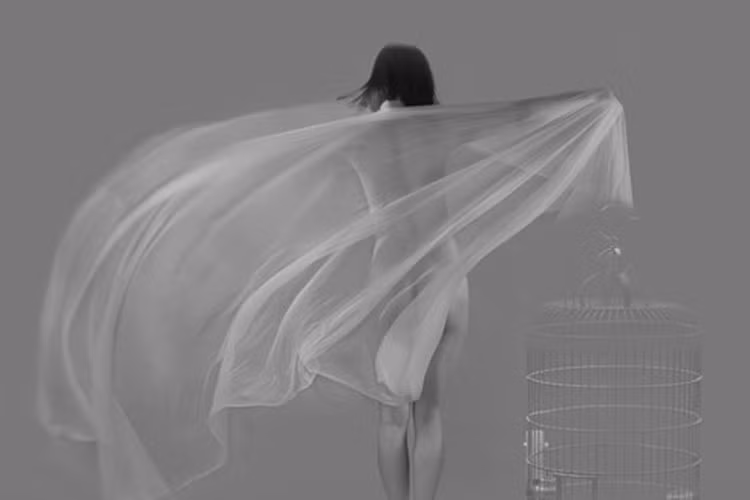 Triển lãm "Ảnh nude nghệ thuật" tại Hà Hội đang thu hút người xem. Một trong 10 tác giả có tác phẩm là cố nghệ sĩ Lê Quang Châu. Ảnh: VOV