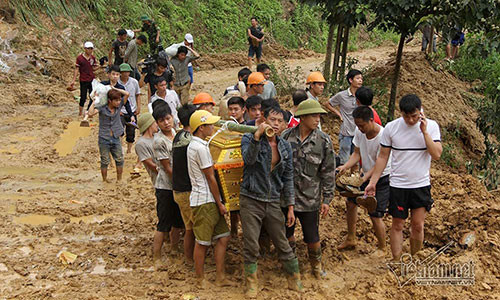 Mất hơn 2h đồng hồ đi bộ mới đưa được thi thể ông Tài về nhà.