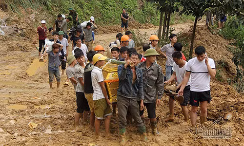 Mất hơn 2h đồng hồ đi bộ mới đưa được thi thể ông Tài về nhà.