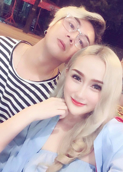 Bạn gái của Khánh Đơn là diễn viên và đang lấn sân ca hát. Ngoài gương mặt xinh đẹp, cô còn sở hữu vóc dáng gợi cảm.