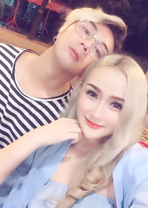 Bạn gái của Khánh Đơn là diễn viên và đang lấn sân ca hát. Ngoài gương mặt xinh đẹp, cô còn sở hữu vóc dáng gợi cảm.