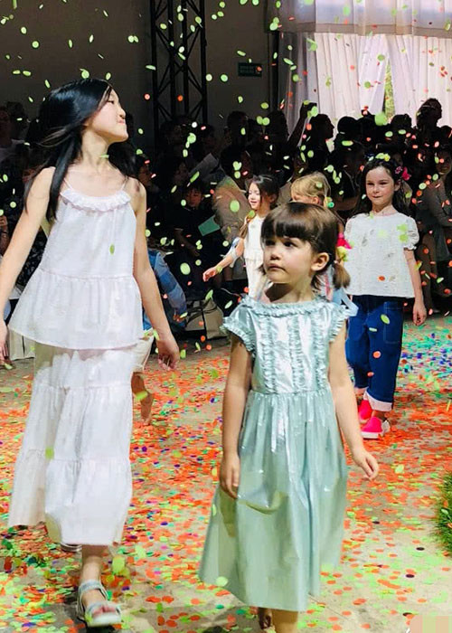 Đây là lần thứ hai bé Lý Yên trình diễn thời trang sau lần đầu tiên vào năm 2017. Ảnh: Sohu