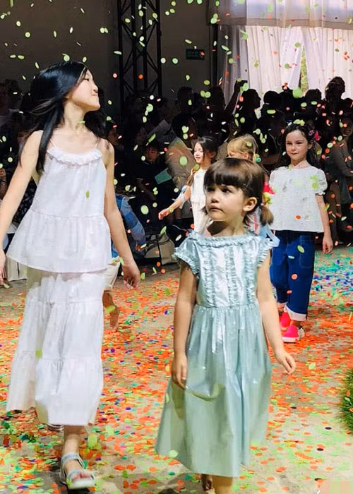 Đây là lần thứ hai bé Lý Yên trình diễn thời trang sau lần đầu tiên vào năm 2017. Ảnh: Sohu