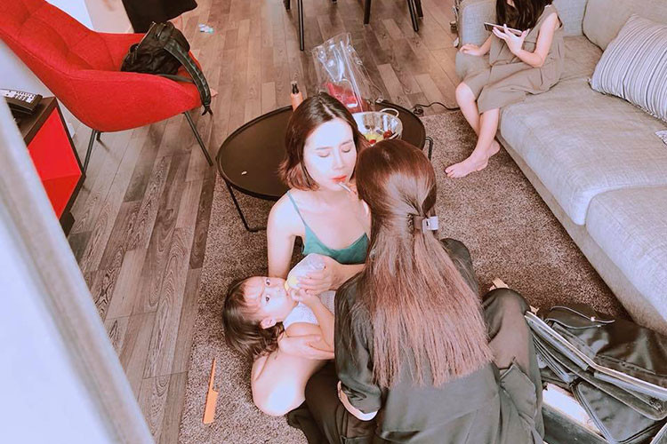 Lưu Hương Giang chăm con trong lúc trang điểm.