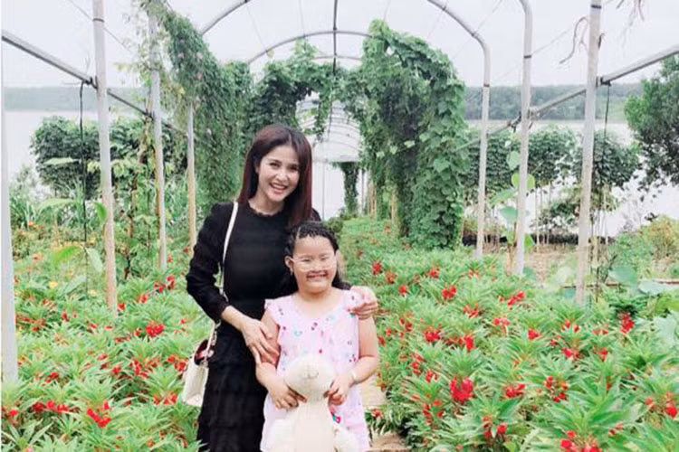 Thảo Trang vui vẻ bên con gái là một trong những tin tức sao Việt trong ngày 23/7.