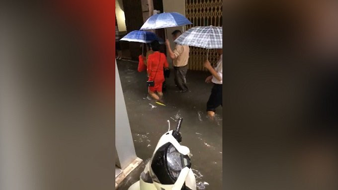 Quan khách trang phục chỉn chu, là lượt nhưng đến đây đều bị ướt.