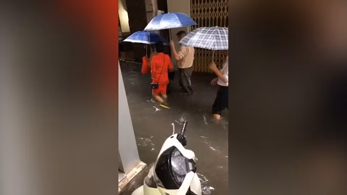 Quan khách trang phục chỉn chu, là lượt nhưng đến đây đều bị ướt.