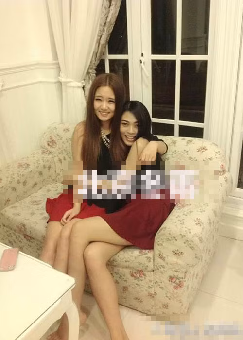 Lý Tư (trái) là con gái đầu lòng của Lý Liên Kiệt. Cô sinh năm 1988, được nhận xét thừa hưởng nhan sắc từ người mẹ xinh đẹp. Ảnh: Weibo