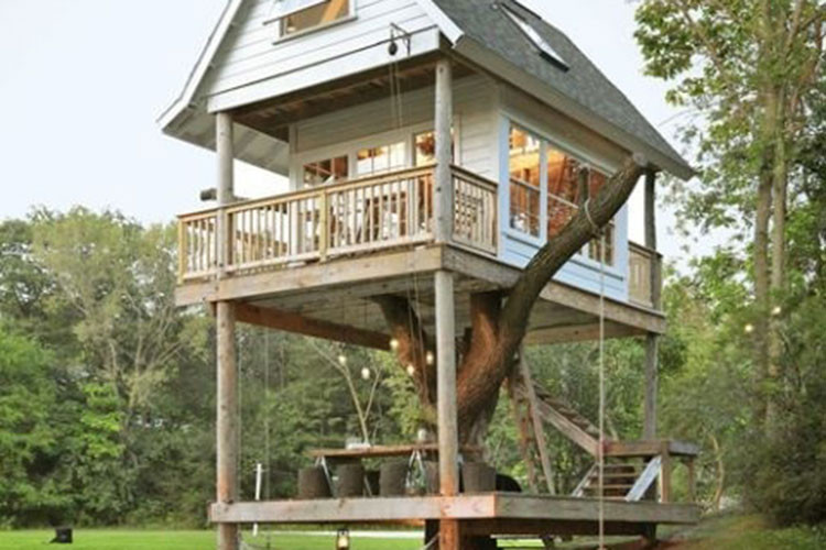 Được xây dựng dựa trên một chiếc cây, ngôi nhà này là nơi ăn ở, sinh hoạt của cả gia đình trong những ngày cuối tuần rảnh rang.