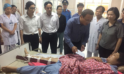 Phó Chủ tịch Chuyên trách Ủy ban ATGT Quốc gia Khuất Việt Hùng và đại diện các cơ quan chức năng của Bộ GTVT thăm hỏi, tặng quà cho các nạn nhân và thân nhân có người chết trong vụ tai nạn - Ảnh: Văn Duẩn