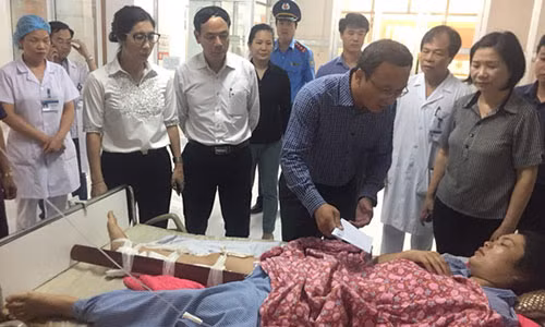 Phó Chủ tịch Chuyên trách Ủy ban ATGT Quốc gia Khuất Việt Hùng và đại diện các cơ quan chức năng của Bộ GTVT thăm hỏi, tặng quà cho các nạn nhân và thân nhân có người chết trong vụ tai nạn - Ảnh: Văn Duẩn