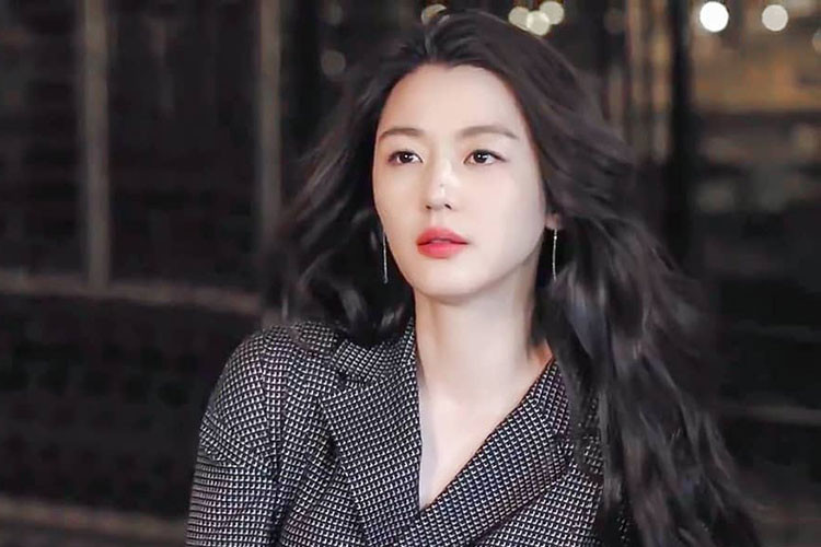 "Gái hai con" Jeon Ji Hyun luôn toát lên khí chất sang chảnh, quyến rũ. Ảnh: Instagram
