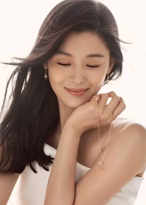 Sở hữu nhan sắc không tuổi, có sự nghiệp thành công và tổ ấm viên mãn, nữ diễn viên phim "Vì sao đưa anh tới" khiến nhiều người ghen tỵ. Ảnh: Instagram