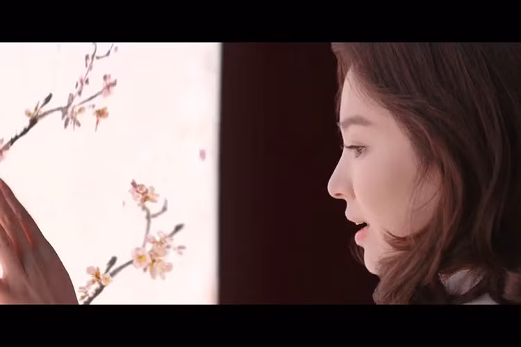 Đóng quảng cáo, Song Hye Kyo đẹp không tỳ vết. Ảnh: Youtube