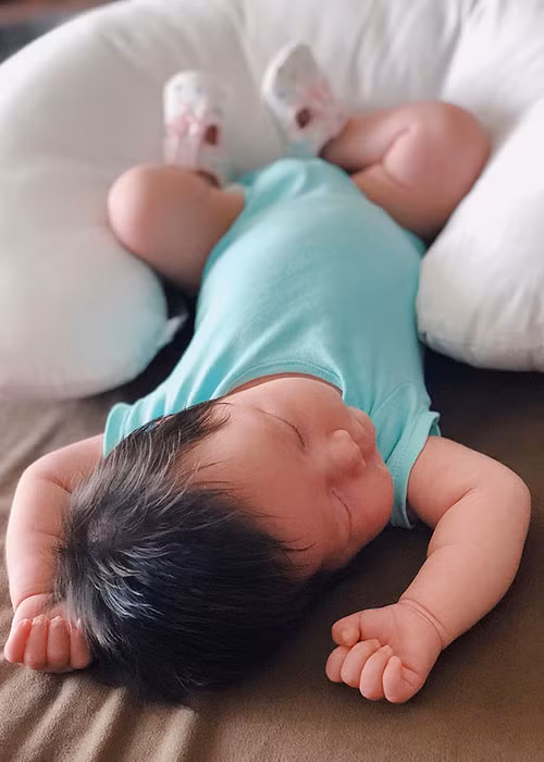 Vợ chồng Hà Anh đều muốn con gái mang cả họ của mẹ chứ không chỉ mang họ ba theo thông thường. "Vì mẹ em là người phụ nữ mạnh mẽ, là cháu đầu, con cả của gia đình mẹ em, và vì ba em yêu và trân trọng mẹ em lắm", Hà Anh tâm sự.